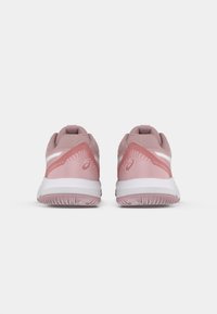 Helle rosa Sportschuhe aus strukturiertem Mesh-Material, mit geschwungenen weißen Akzenten und einem gemusterten Fersendesign. Sie verfügen über eine gepolsterte weiße Zwischensohle.