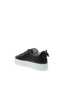Schwarze Ledersneaker mit weißer Plattformsohle, ausgestattet mit einem kleinen Schleifendetail auf der Rückseite und sechs Ösen für die Schnürsenkel. Glatte Oberfläche an allen Stellen.