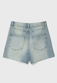 Shorts en denim bleu clair avec des bords effilochés, deux poches arrière et passants de ceinture, posés à plat sur un fond blanc.