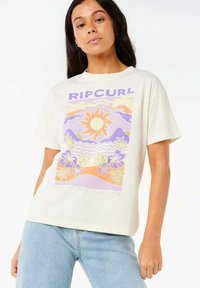 T-shirt crème à manches courtes avec un graphique coloré de soleil et de fleurs, accompagné de vagues et de montagnes pastel. Tissu en coton doux, coupe décontractée.