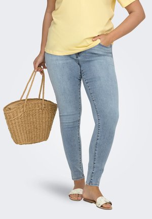 ONLY Carmakoma CARSALLY - Kitsa lõikega teksad - medium blue denim