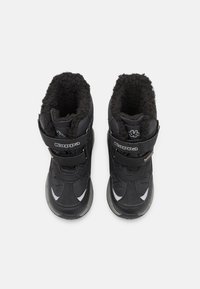 Schwarze Winterstiefel mit strukturiertem Obermaterial, Faux-Fur-Futter, zwei Klettverschlussriemen und Gummisohle. Ein sichtbares Logo befindet sich am Riemen.