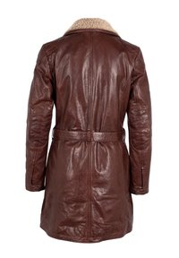 Cappotto in pelle marrone con colletto in shearling, vita con cintura e maniche lunghe. Texture liscia, lunghezza al ginocchio con dettagli di cucitura in evidenza.