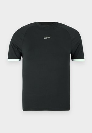 T-shirt desportiva preta feita de um tecido liso. Tem mangas curtas com acabamento branco e um pequeno logótipo branco no peito.