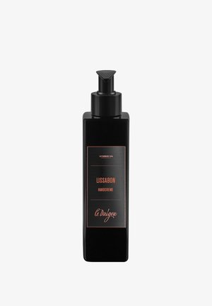 Schwarze rechteckige Pumpspenderflasche mit der Aufschrift "Lissabon Handcreme" von le Duigou, minimalistisch gestaltet, auf weißem Hintergrund.