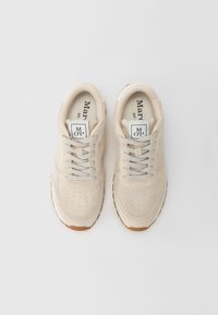 Beezavad sneakerid, mis on valmistatud sametist ja võrgust, ümarate varvastega, nööridega ees, perforatsioonidega detailidega, hallide nööridega ja kummist tallaga.