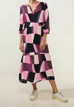 Kleurrijke midi-jurk met een V-hals, driekwart mouwen en geometrische patronen in roze, zwart en marineblauw. Gemaakt van lichtgewicht stof.