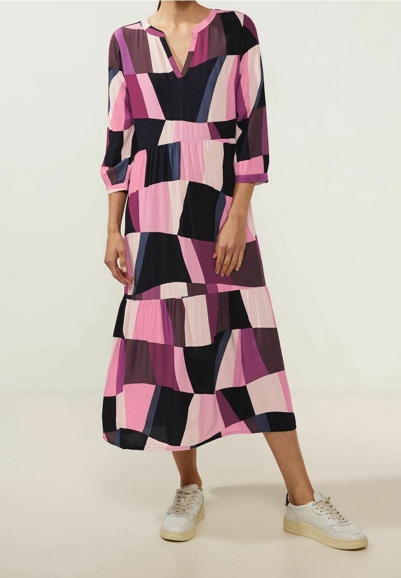 Barevné midi šaty s výstřihem do V, tříčtvrtečními rukávy a geometrickými vzory v růžové, černé a námořnické modři. Vyrobené z lehké látky.