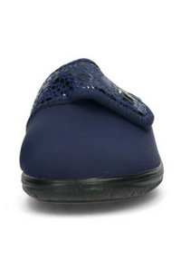 Ciabatta blu navy con un corpo morbido e arrotondato e una fibbia decorativa testurizzata. La suola è nera e leggermente texturizzata per una migliore aderenza.