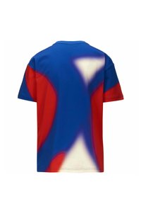Camiseta de manga corta en azul y rojo con un diseño degradado. Fabricada en tela suave, presenta un cuello redondo y un corte holgado.