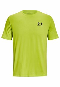 Limetkově zelené tričko s krátkým rukávem vyrobené z měkkého materiálu. Obsahuje kulatý výstřih a černé logo Under Armour na levé části hrudi.