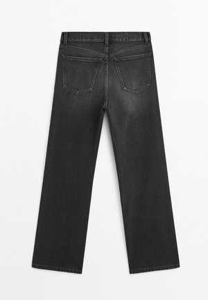 Zwarte denim jeans met een rechte pijpdesign, voorzien van twee achterzakken en subtiele vervaging. De stof heeft een gladde textuur.