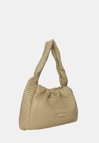 Borsa a tracolla intrecciata beige con una superficie morbida e testurizzata, forma morbida e una tracolla imbottita. Presenta un'etichetta del marchio discreta sul davanti.