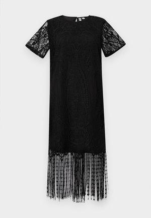 Robe en dentelle noire à manches courtes, ornée de motifs complexes et d'un ourlet à franges. Tissu léger avec une finition texturée.