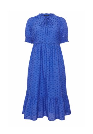 Robe midi bleue avec motif œillet floral, manches courtes bouffantes, encolure ronde avec lien sur le devant, et ourlet volanté.