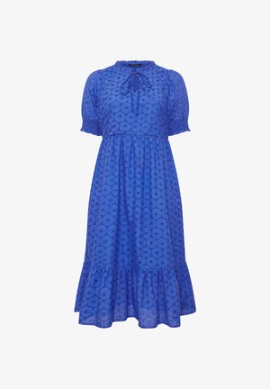 Robe midi bleue avec motif œillet floral, manches courtes bouffantes, encolure ronde avec lien sur le devant, et ourlet volanté.