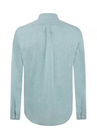 Camisa de manga larga en tejido azul turquesa claro, con cuello abotonado, pliegue en la espalda y dobladillo redondeado con puños abotonados.
