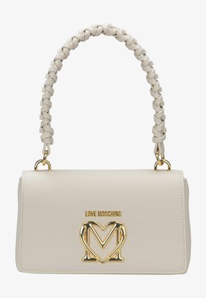 Bolso de mano de cuero crema con un asa trenzada y herrajes dorados. Presenta un embellecimiento con el logo y una forma rectangular estructurada.