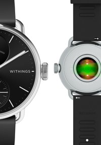 Withings Hybrid-Smartwatch mit schwarzem Zifferblatt, silbernem Gehäuse und schwarzem Silikonarmband. Verfügt über ein Sensor-Modul auf der Rückseite zur Gesundheitsüberwachung.