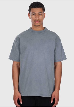 Overdimensioneret grå bomulds T-shirt med rund hals, korte ærmer og subtile syninger. Ingen mønstre eller grafik.