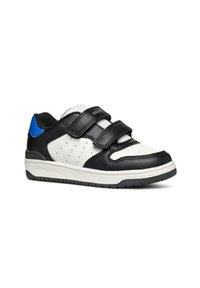 Baskets noires et blanches avec accents bleus, présentant une tige en cuir et mesh, deux bandes Velcro, et une semelle en caoutchouc texturée.