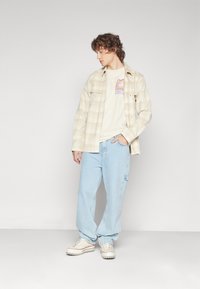 Obey Clothing THROWBACK UNISEX - Marškinėliai su spaudiniu - cream
