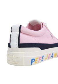 Roze platneni tenisice s mornarskim naglascima, bijelim petnim dijelom i šarenim tekstom "PEPE JEANS" na potplatu. Imaju detalje od šivanja.