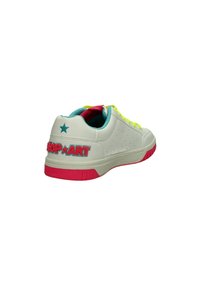 Sneaker bianca con dettagli perforati, lacci verde neon, suola rosa e accenti blu. Presenta la scritta "POP ART" ricamata sul tallone.