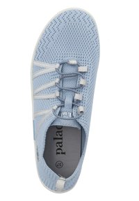 Zapato de malla azul con cordones elásticos y una superficie texturizada. Presenta una suela blanca y una plantilla acolchada con la etiqueta de la marca visible.