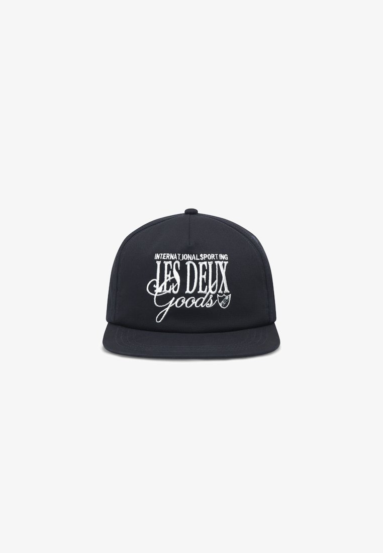 Boné preto com visera plana e texto bordado "INTERNATIONAL SPORTING LES DEUX goods" em branco. Feito de um tecido texturizado.