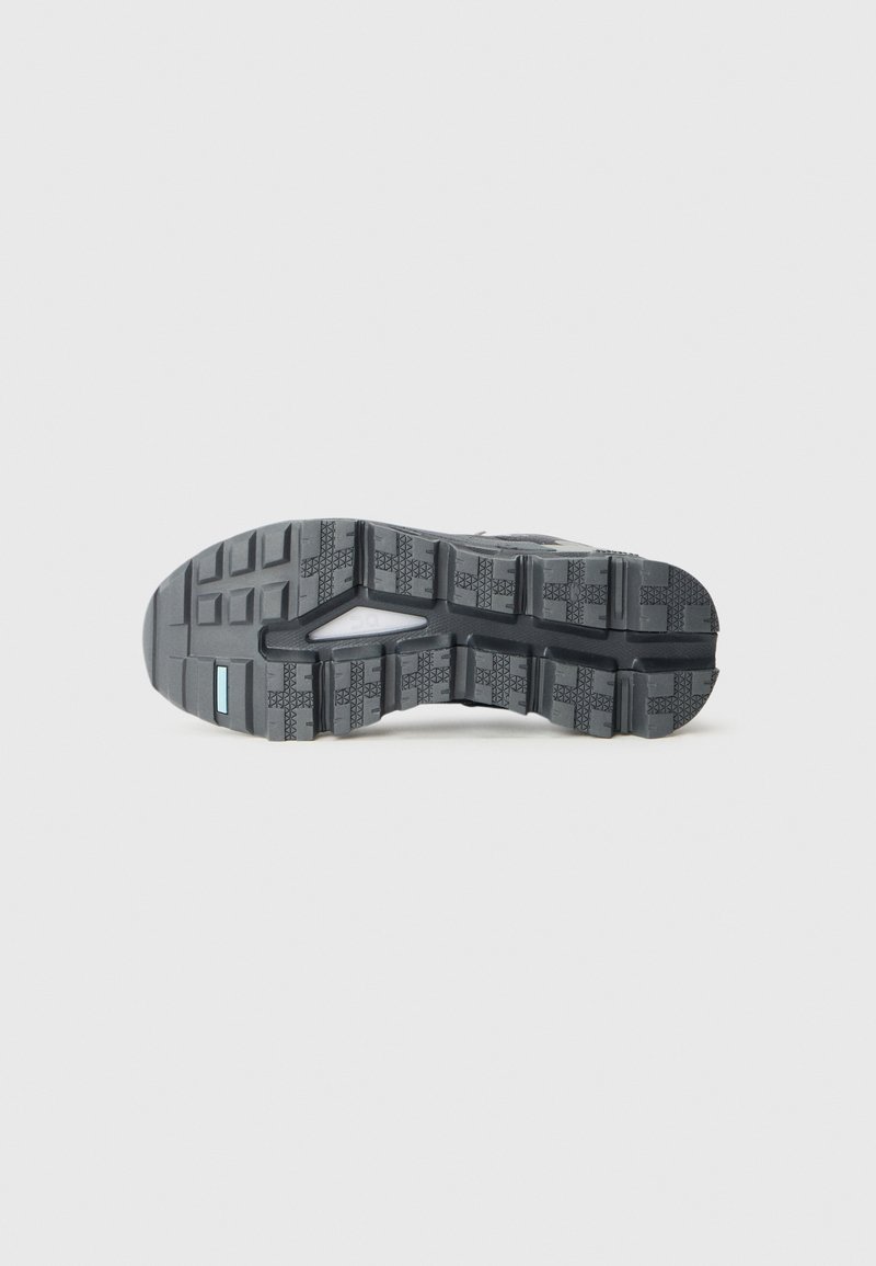 Schuhsohle mit robustem Profil, überwiegend schwarz mit grauen Akzenten. Strukturierte Oberfläche und dezente blaue Details nahe der Ferse.