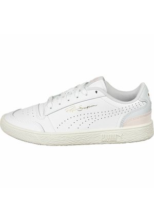 Baskets en cuir blanc avec des détails perforés, accents rose clair et semelle en caoutchouc texturé. Logo PUMA et inscription dorée sur le côté.