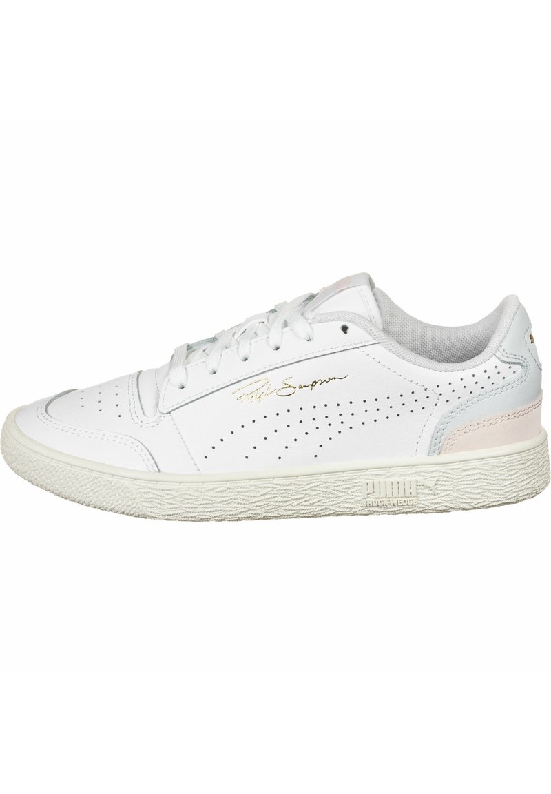 Białe skórzane sneakersy z perforowanymi detalami, jasnoróżowymi akcentami i teksturowaną gumową podeszwą. Logo PUMA i złoty podpis po boku.