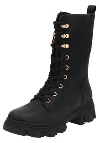 Bota de cuero negro hasta la rodilla con ojales dorados y cordones negros. Cuenta con una suela de goma negra gruesa con agarres texturizados y una tira de agarre.