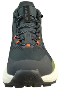Czarno-szare buty sportowe z teksturowaną cholewką, kontrastującymi pomarańczowymi akcentami oraz grubą, czarną gumową podeszwą z logo Adidas.