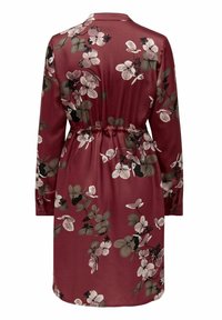 Dlouhé šaty v burgundské barvě s květinovým vzorem v odstínech růžové a černé. Mají elastický pas a límečkový výstřih. Hladká textura.