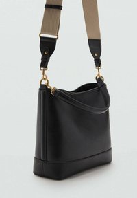 Geantă de umăr din piele neagră, cu o formă structurată, accesorii de culoare aurie, curea detasabilă de culoare bej și o finisare netedă.