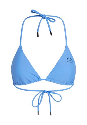 Blauer, dreieckiger Bikini-Oberteil mit glatter Textur, verstellbaren Bindebändern und gerüschtem Saum. Mit schwarzem Branding auf einer Tasse.