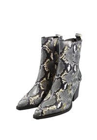 Stivaletti alla caviglia con punta a punta realizzati in pelle effetto pitone in grigio, nero e beige, caratterizzati da un tacco robusto e linguette per facilitarne la calzata.