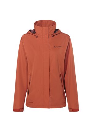 Veste imperméable couleur rouille avec col haut, capuche, fermeture éclair avant recouverte d'un rabat, deux poches zippées et logo VAUDE sur la poitrine.
