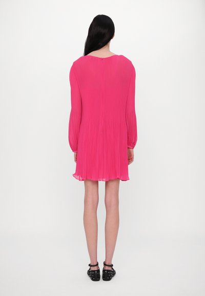 Rosa plissert kjole med lange ermer, rund halslinning og lett A-formet silhuett. Har glidelås i ryggen og flytende kant.