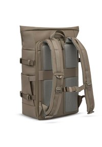 Brauner Rolltop-Rucksack mit gepolstertem grauem Mesh-Rücken, verstellbaren Trägern und vorderen Schnallen für sicheren Verschluss. Glattes, wasserabweisendes Material.