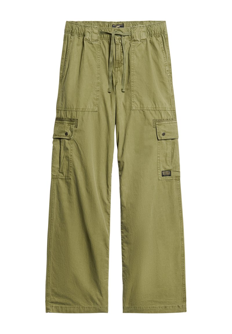 Olijfgroene cargobroek met een wijde pijpdesign, elastische tailleband met trekkoord en meerdere zijvakjes. Gemaakt van lichtgewicht stof.