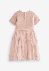 Rosa stickad topp med vågiga kanter, tre träknappar och en genomskinlig, broderad tyllkjol med blommönster.