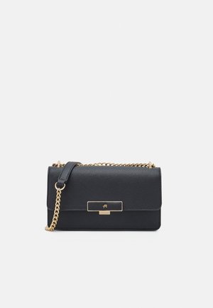 Sac bandoulière en cuir noir texturé avec une chaîne dorée et un fermoir rectangulaire doré sur un fond uni.