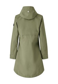 Impermeabile verde oliva con cappuccio, dotato di una ventilazione posteriore, dettagli sui polsini e un logo sul collo. Leggero, dalla texture liscia, lungo fino al ginocchio.