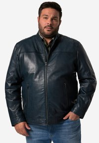 Marinblå läderjacka med dragkedja fram, hög krage och två sidfickor; har en något texturerad yta och minimala sömnadsdetaljer.