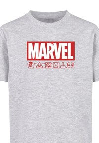 Pilkas medvilnės marškinėliai su dideliu raudonu "MARVEL" logotipu, o po juo esančios ikonos atstovauja priežiūros instrukcijas raudonu apvadu.