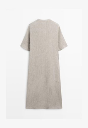 Langes, hellbeiges Kurzarmkleid mit geradem Schnitt und strukturiertem Stoff, von hinten auf weißem Hintergrund gezeigt.