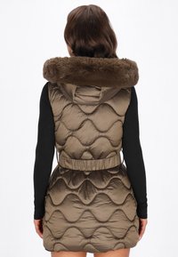Puchowa bezrękawnik w oliwkowym kolorze z kapturem z sztucznego futra, z haftowanym wzorem, elastycznym pasem i błyszczącym wykończeniem.